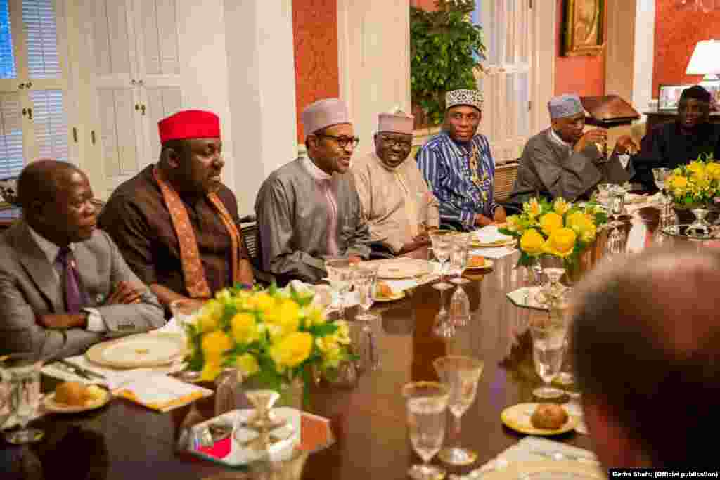 Shugaba Muhammadu Buhari tare da tawagarsa su na cin abincin dare a masaukinsa na Blair House, Lahadi 19 Yuli, 2015