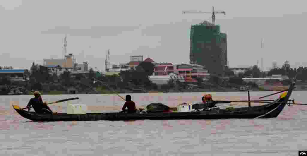 ទូកនេសាទរបស់ជនជាតិវៀតណាម (មិនមែនមានន័យថាខុសច្បាប់ទេ)នៅតំបន់ទន្លេបាសាក់ នៅសង្កាត់ព្រែកប្រា ខណ្ឌច្បារអំពៅ រាជធានីភ្នំពេញ នៅថ្ងៃសុក្រ ទី១៩ ខែសីហា ឆ្នាំ២០១៦។(ឡេង ឡែន/VOA)