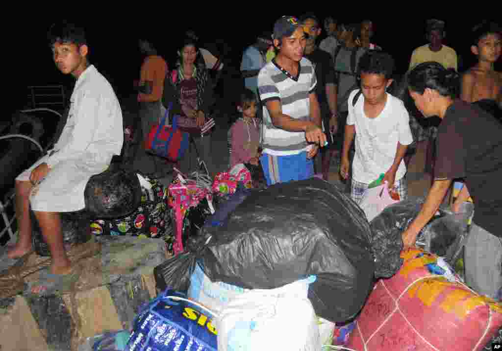 2013年3月4日，逃离马来西亚沙巴州的菲律宾居民携带着家当抵达菲律宾南部的霍洛港。