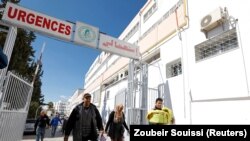 Des gens marchent près de l'hôpital Wassila Bourguiba à Tunis, en Tunisie, le 10 mars 2019. REUTERS/Zoubeir Souissi