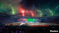 Burma menyelenggarakan pembukaan SEA Games ke-27 di stadion Naypyitaw dengan acara yang meriah, Rabu (11/12). 