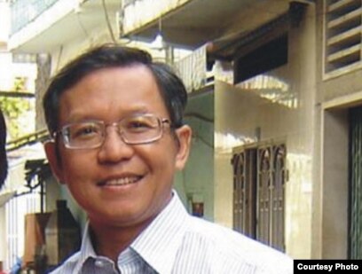 Giáo sư Phạm Minh Hoàng, Việt kiều Pháp, bị trục xuất khỏi Việt Nam vì bị cáo buộc có các “hoạt động phạm pháp và có liên hệ tới đảng Việt Tân