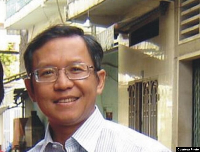 Giáo sư Phạm Minh Hoàng, Việt kiều Pháp, bị trục xuất khỏi Việt Nam vì bị cáo buộc có các “hoạt động phạm pháp và có liên hệ tới đảng Việt Tân