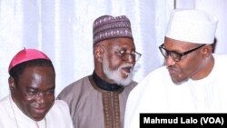 Rev. Matthew Hassan Kukah, hagu da Shugaba Buhari a dama, Gen. Abdulsalam, tsakiya (Twitter: Fadar gwamnatin Najeriya) 