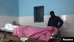 Seorang wartawan memeriksa jenazah rekannya yang tewas akibat kekerasan di Somalia (foto: dok). Kelompok HAM Human Rights Watch menuntut pembebasan wartawan yang ditahan di Mogadishu. 