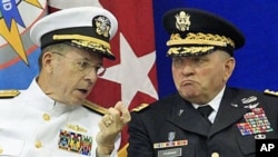 US Navy Admiral Mike Mullen, chairman of the Joint Chiefs of Staff (L) speaks to incoming commander of combined US-South Korea forces, US Army General James D. Thurman, during a change-of-command ceremony for the United Nations Command and US-South Korean