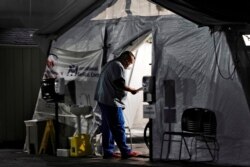 Kapasitesi dolan hastaneler hastaları çadırlarda tedavi etmeye başladı.