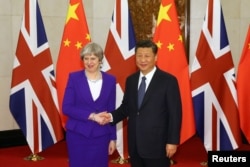 시진핑 중국 국가주석(오른쪽)과 테레사 메이 영국 총리가 1일 영빈관에서 만나 악수하고 있다.