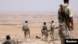 Suriya demokratik kuchlar (SDF) askarlari Manbij yaqinida. 2016-yil iyuni