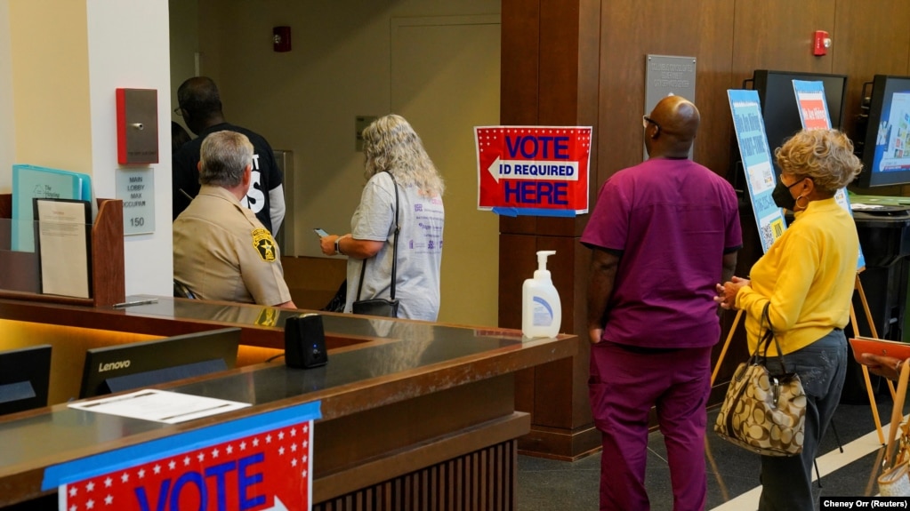 2022年10月17日，在佐治亚州的哥伦布市公民服务中心，中期选举开始提前投票，提前投票的选民在大厅排队等候投票。（路透社）(photo:VOA)