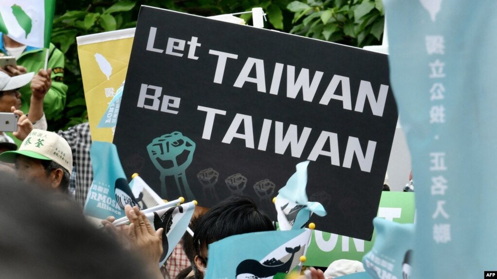 A protester holding a sign on October 20, 2018 in support of Taiwan during a protest ahead of an identity vote in Taipei. (Sam Yeh/ AFP)