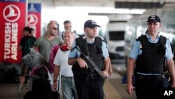 ماموران امنیتی در فرودگاه آتاتورک استانبول