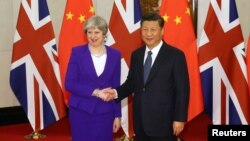 Presiden China Xi Jinping menerima PM Inggris Theresa May di Beijing (1/2). 