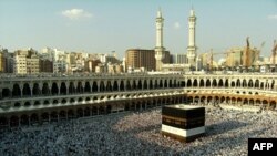 Kaaba là một kiến trúc bằng đá đen hình khối được xem là địa điểm thiêng liêng nhất trong thế giới Hồi Giáo