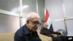 Tariq Aziz (L), former Iraqi foreign minister and deputy prime minister speaks to the Associated Press in Baghdad, Iraq, 05 Sep 2010