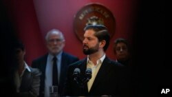 El presidente de Chile, Gabriel Boric, habla durante una ceremonia para nombrar nuevos miembros del gabinete en el palacio presidencial de La Moneda en Santiago, el 16 de agosto de 2023.