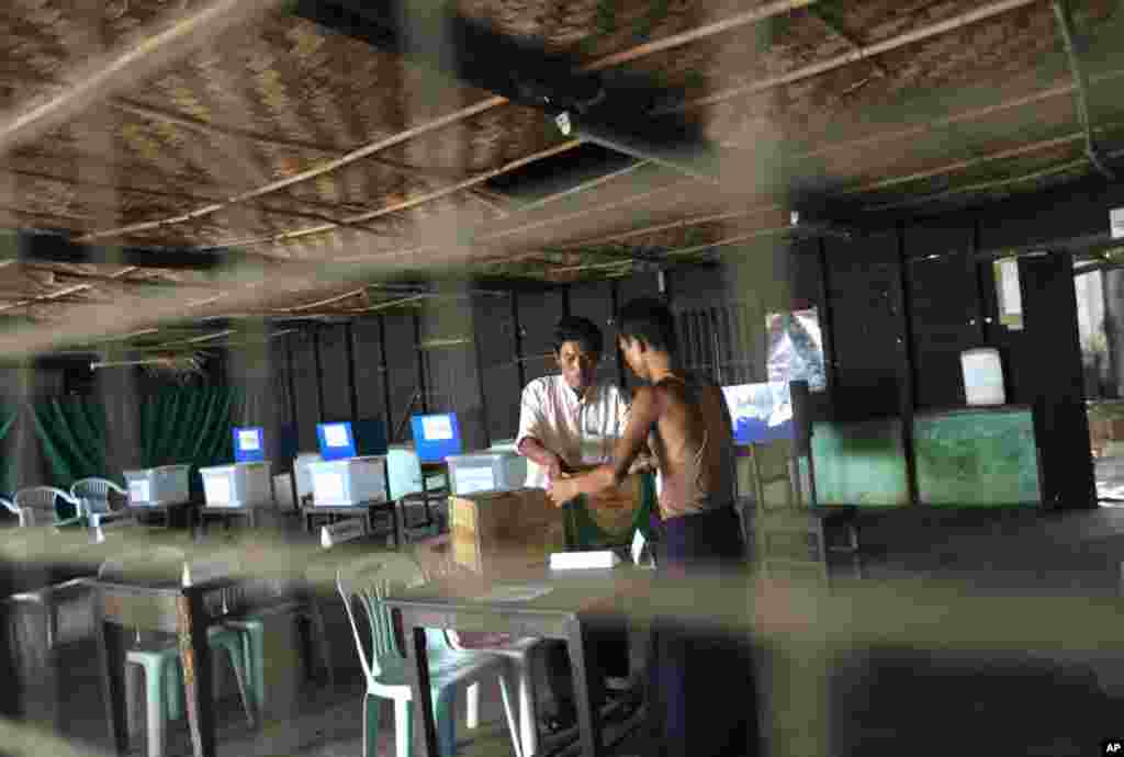 Election commission staff set up a ballot station in Rangoon, March 30, 2012. (Reuters)