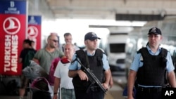 Polisi Turki berpatroli di luar bandara Ataturk, Turki (29/6).