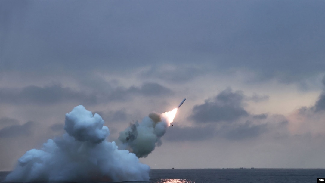 Dalam foto yang diabadikan pada 28 Januari 2024 dan dirilis oleh kantor berita resmi Korea Utara (Korut), Korean Central News Agency (KCNA) pada 29 Januari 2024, tampak uji coba rudal penjelajah "Pullwasal-3-31" di lokasi yang tidak diungkap. (Foto: KCNA VIA KNS / AFP)