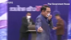 Thủ tướng Thái xịt nước diệt khuẩn vào mặt phóng viên vì bị hỏi khó