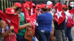 Simpatizantes del partido político PLI, considerado afín a Daniel Ortega, se cubren el rostro en una actividad en el exterior del Poder Electoral. Foto Houston Castillo, VOA.
