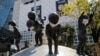 日本政府为抗疫宣布了东京的紧急状态后街头塑像被戴上口罩。（2020年4月8日）