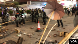 防暴警察周日晚在旺角弥敦道上清场(美国之音图片/海彦拍摄)