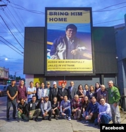 Bảng hiệu ở Sydney kêu gọi vận động trả tự do cho ông Châu Văn Khảm. Photo Facebook Friend of Chau Van Kham