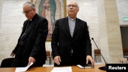 Los obispos chilenos Luis Fernando Ramos Pérez y Juan Ignacio González preparan la conferencia de prensa tras la reunión con el papa Francisco en Ciudad del Vaticano.