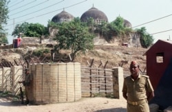 Petugas keamanan India menjaga Masjid Babri di Ayodhya, menutup situs yang disengketakan yang diklaim oleh umat Muslim dan Hindu. (Foto: AP)