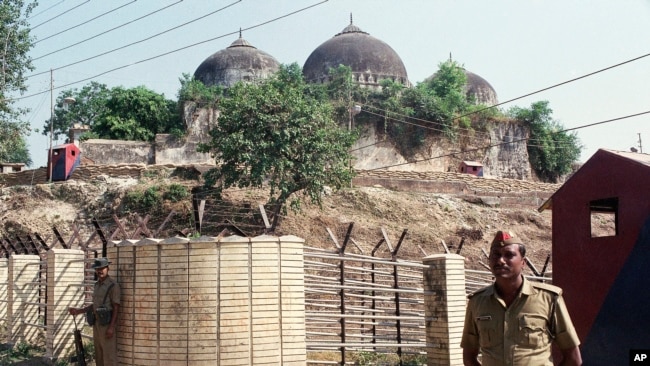 سن 1992 میں ہندو تنظیموں نے مغل بادشاہ ظہیرالدین بابر کے دور میں تعمیر ہونے والی بابری مسجد منہدم کر دی تھی۔