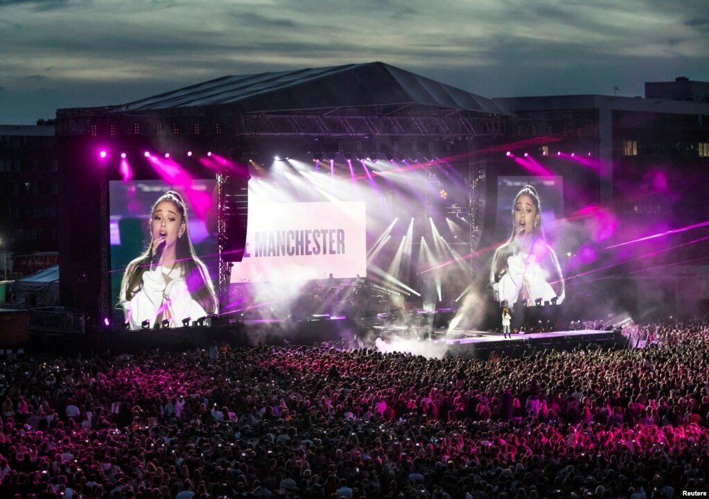 가수 아리아나 그란데가 지난달 맨체스터 공연중 발생한 테러사건 희생자들을 위해 4일(현지시간) 올드 트래포드에서 자선 콘서트를 펼치고 있다.  