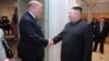 朝鲜中央通讯社2019年3月1日发布照片: 朝鲜领导人金正恩与美国总统特朗普在河内举行首脑会议。