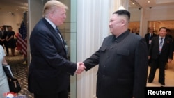 朝鲜中央通讯社2019年3月1日发布照片: 朝鲜领导人金正恩与美国总统特朗普在河内举行首脑会议。
