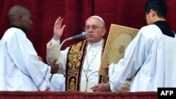 프란치스코 교황이 25일 성탄절을 맞아 바티칸 성 베드로 광장에서 기념 메시지를 발표하고 있다.