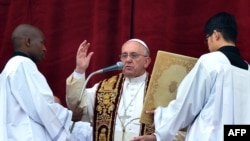Papa Franja obraća se vernicima okupljenim na rimskom Trgu Svetog Petra