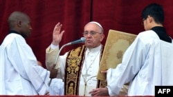 Đức Giáo Hoàng đọc bài giảng Lễ Giáng sinh trước hàng vạn người tụ tập ở Quảng trường Thánh Phê rô, ngày 25/12/2014.