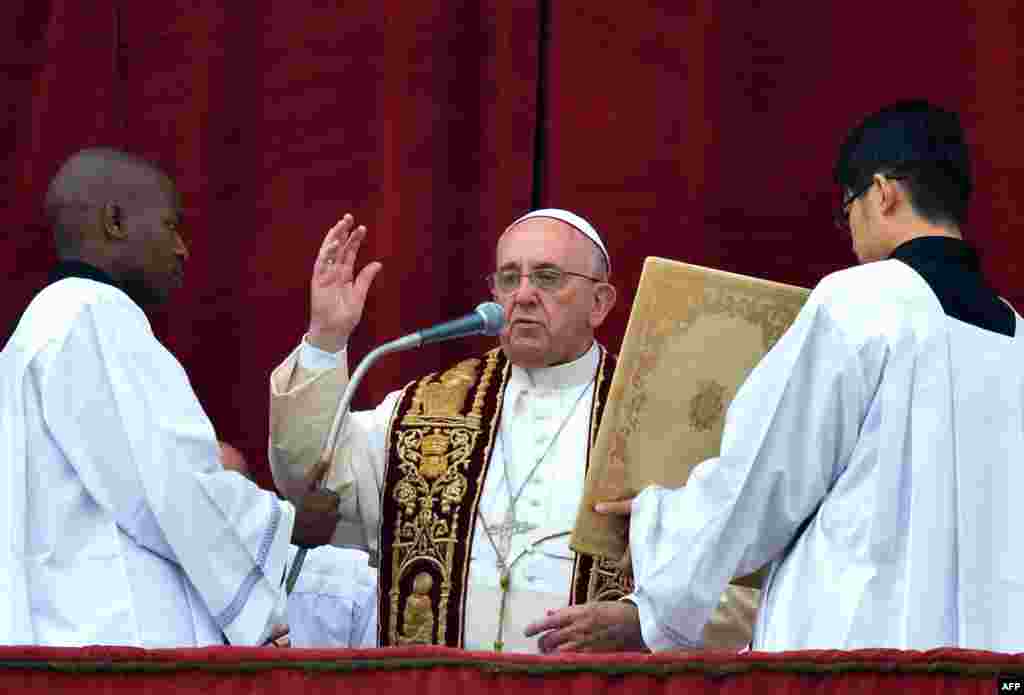پاپ فرانسيس از بالکن کلیسای سن پیتر در واتيکان دعای &nbsp;Urbi et Orbi&nbsp;&nbsp;(برای شهر و جهان) را به جا می آورد -- ۶ دی ۱۳۹۳ (۲۵ دسامبر ۲۰۱۴)