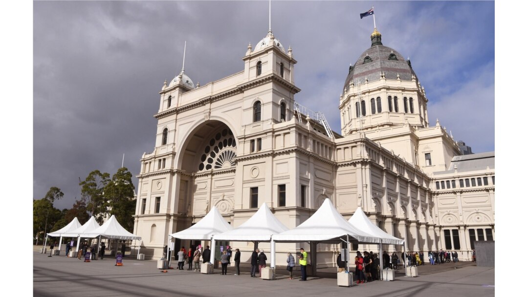 Orang-orang antre di pusat vaksinasi COVID-19 di Melbourne, 26 Mei 2021, ketika kota terbesar kedua di Australia berjuang melawan meningkatnya kasus positif COVID-19. (Foto: William WEST / AFP)