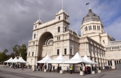 Orang-orang antre di pusat vaksinasi COVID-19 di Melbourne, 26 Mei 2021, ketika kota terbesar kedua di Australia berjuang melawan meningkatnya kasus positif COVID-19. (Foto: William WEST / AFP)