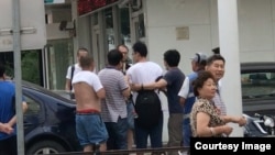 2017年7月8日下午，美国之音记者在沈阳刘晓波所在医院附近遭不明身份人员强行拖拽，双臂受伤， 摄像器材损坏。（港媒网络图片）
