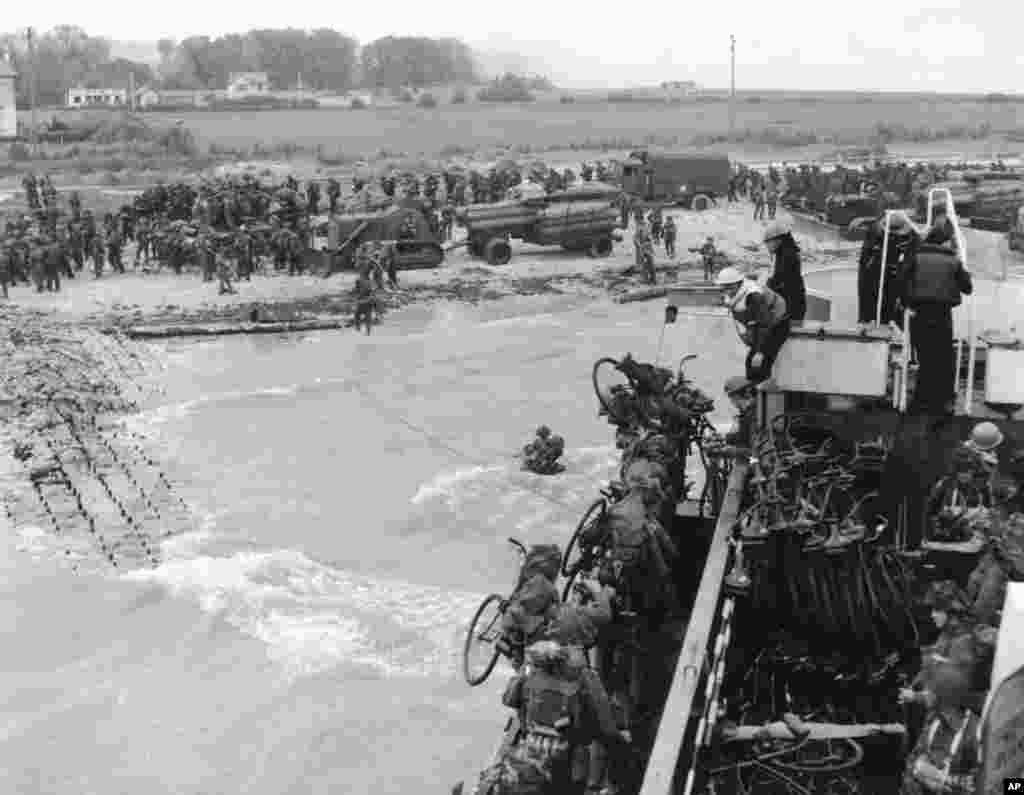 Anggota&nbsp;tentara dari batalyon Flotilla Kanada ke-2 berada di Pantai Juno, dekat Bernieres-sur-mer, selama invasi sekutu di Normandia, di pantai utara Perancis, 6 Juni 1944.