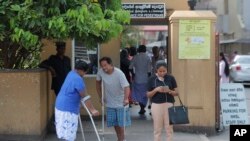 Para pasien dan pengunjung lainnya menunggu di luar rumah sakit di Kolombo, Sri Lanka, saat para dokter melakukan aksi mogok kerja, 18 September 2019. 