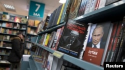 Book about US President-elect Donald Trump "Black Swan, Political Biography of Donald Trump" and a book about Russian President Vladimir Putin are on a display in the Moscow House of Books in Moscow, Russia, Nov. 14, 2016. 
