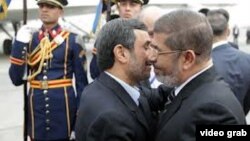 ປະທານາທິບໍດີອີຈິບ ທ່ານ Morsi ໃຫ້ການຕ້ອນຮັບອັນອົບອຸ່ນ ຕໍ່ປະທານາທິບໍດີ Ahmadinejad ຂອງອີຣ່ານ ຊຶ່ງເປັນຜູ້ນໍາອີຣ່ານຄົນທໍາອິດ ທີ່ໄປຢ້ຽມຢາມອີຈິບ ນັບແຕ່ປີ 1979 ເປັນຕົ້ນມາ