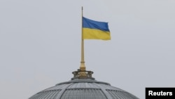 Национальный флаг на куполе здания Верховной Рады. Архивное фото