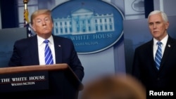 Presiden Donald Trump dan Wakil Presiden Mike Pence dalam konferensi pers di Gedung Putih, 23 April 2020. (Foto: Reuters)