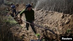 Li bakurê rojavayê Şam'ê serhilda xendeqan dikolin