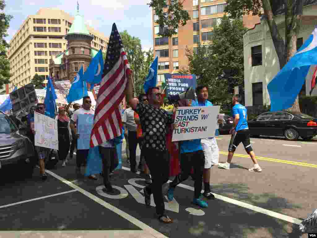 2015年7月12日维吾尔人和支持者在美国首都华盛顿街头游行并聚集在泰国驻美大使馆前抗议泰国把100余名维吾尔人强行递解回中国。（美国之音乌兹别克语组拍摄）