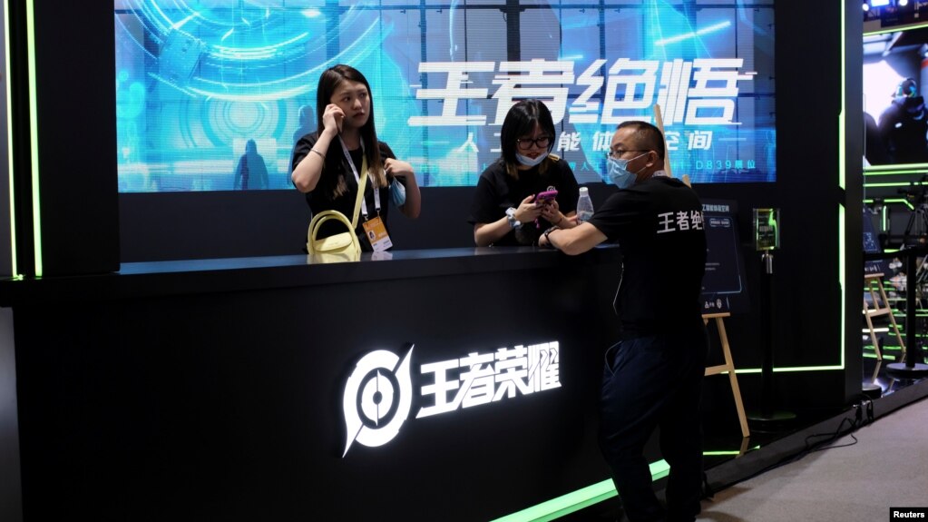 上海举行的世界人工智能大会腾讯游戏《王者荣耀》的展台。（资料照：2021年7月8日）(photo:VOA)